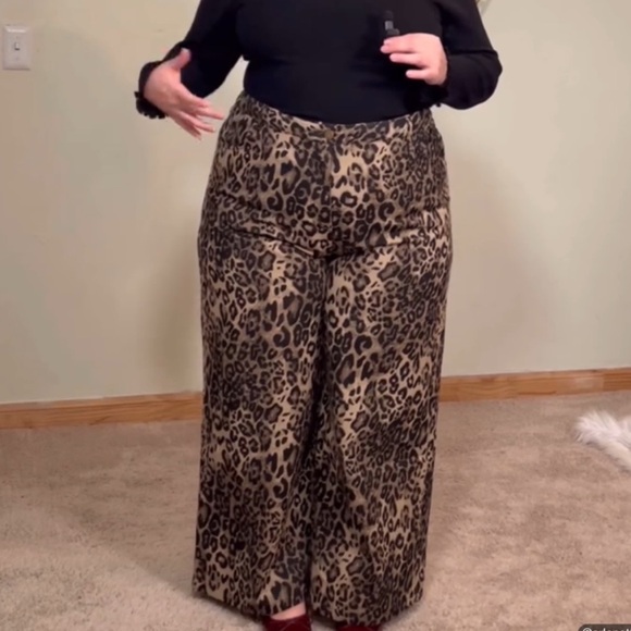Mid Rise Wide-Leg Leopard Pant - Picture 3 of 3